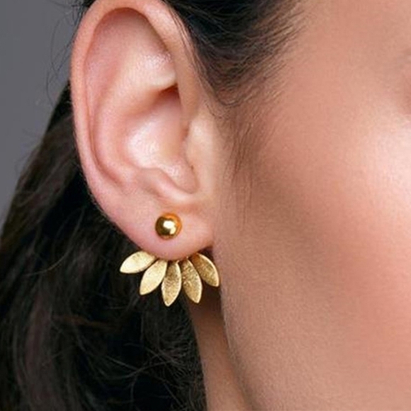 🍁 BOHO Flower Stud Earrings Gold Tone Leaf Shape - Picture 1 of 10